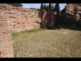 07259 ostia - regio i - insula xii - caseggiato a tabernae (i,xii,10) - ostseite - 3. laden von norden - bli ri mordosten - 06-2024.jpg